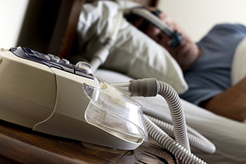 As máquinas de CPAP, o tratamento mais comum para a apneia do sono, usam pressão de ar moderada para manter as vias aéreas abertas.