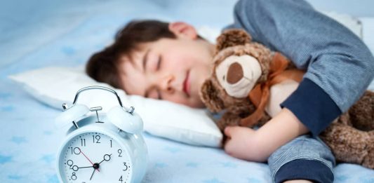 4 Maneiras de Ajudar seu Filho a Dormir o Suficiente